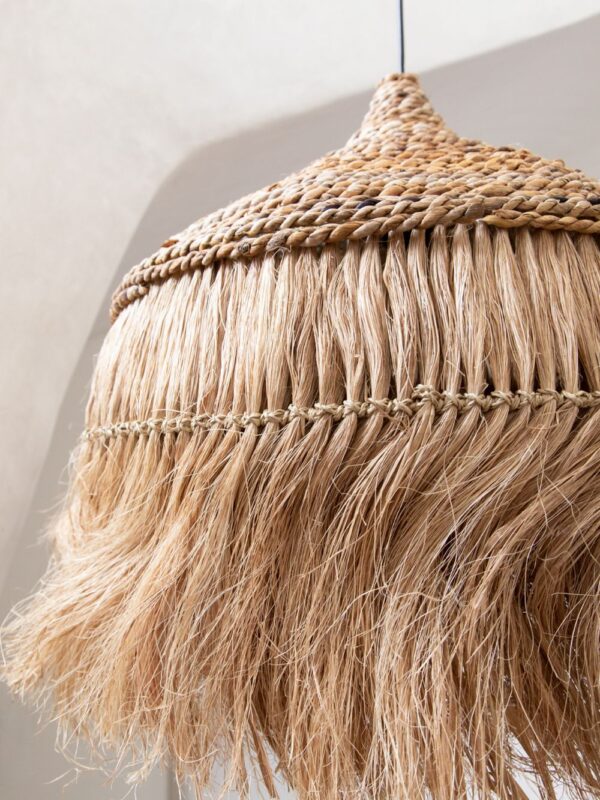 Verspielte „haarige“ Lampen aus Abaca-Gras.