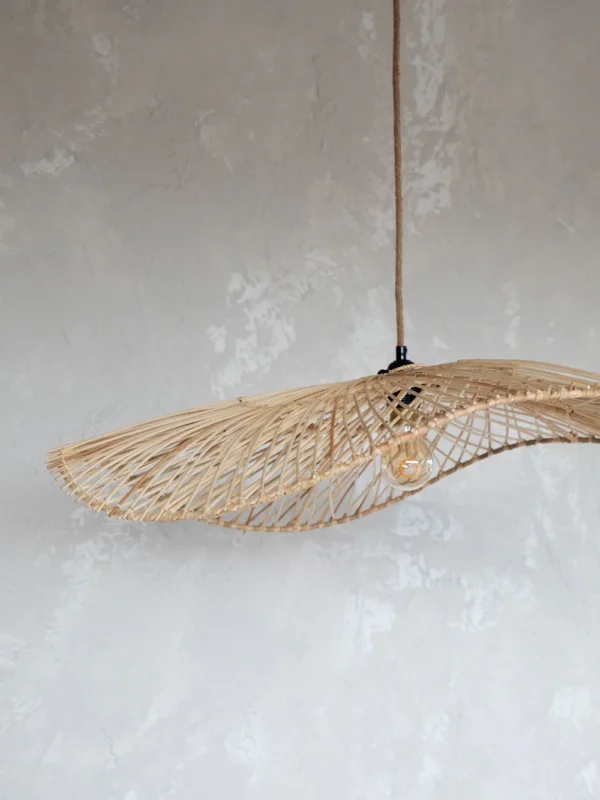 Chapeau Pendant L – Handgeflochtene Rattan-Hängeleuchte in Hutform
