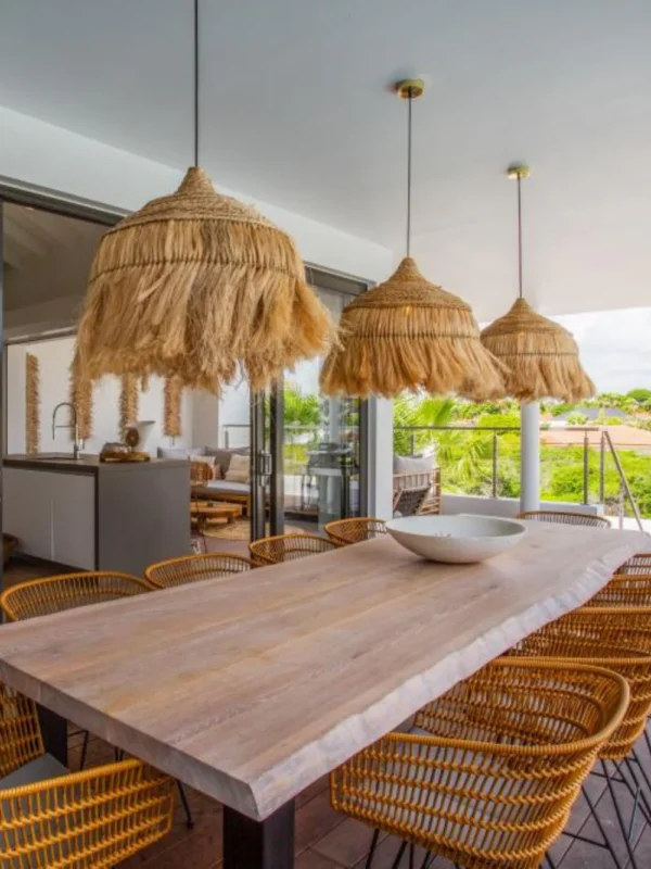 Verspielte „haarige“ Lampen aus Abaca-Gras.