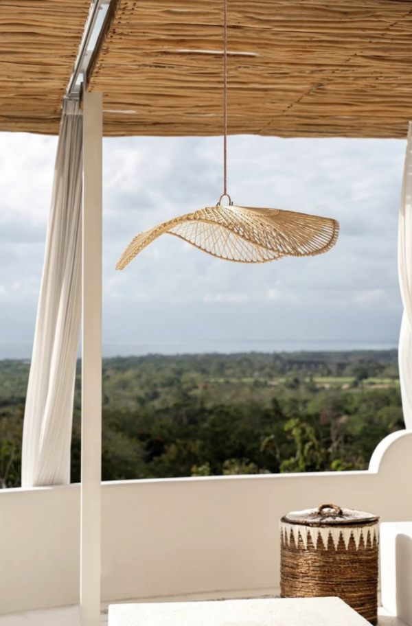 Chapeau Pendant L – Handgeflochtene Rattan-Hängeleuchte in Hutform