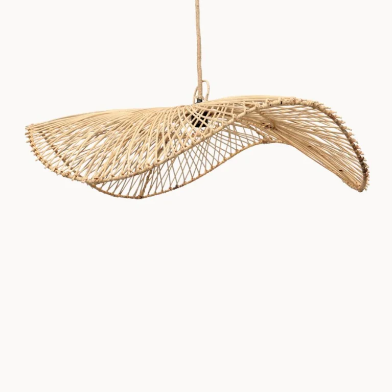Chapeau Pendant L – Handgeflochtene Rattan-Hängeleuchte in Hutform